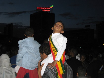 Todo mundo curtindo, com branco e as cores da Etiopia
